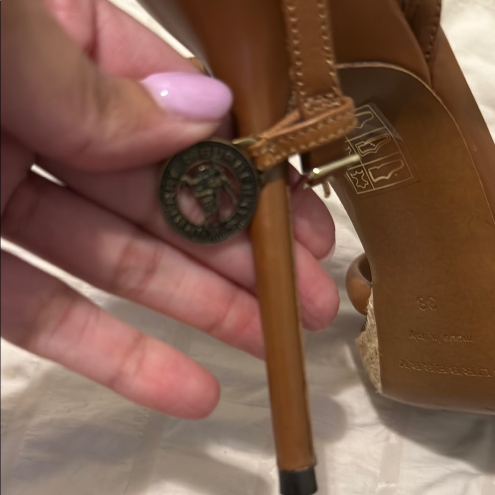 Burberry Tan Leather Heels Elegant Block Design - Picture 3 of 4